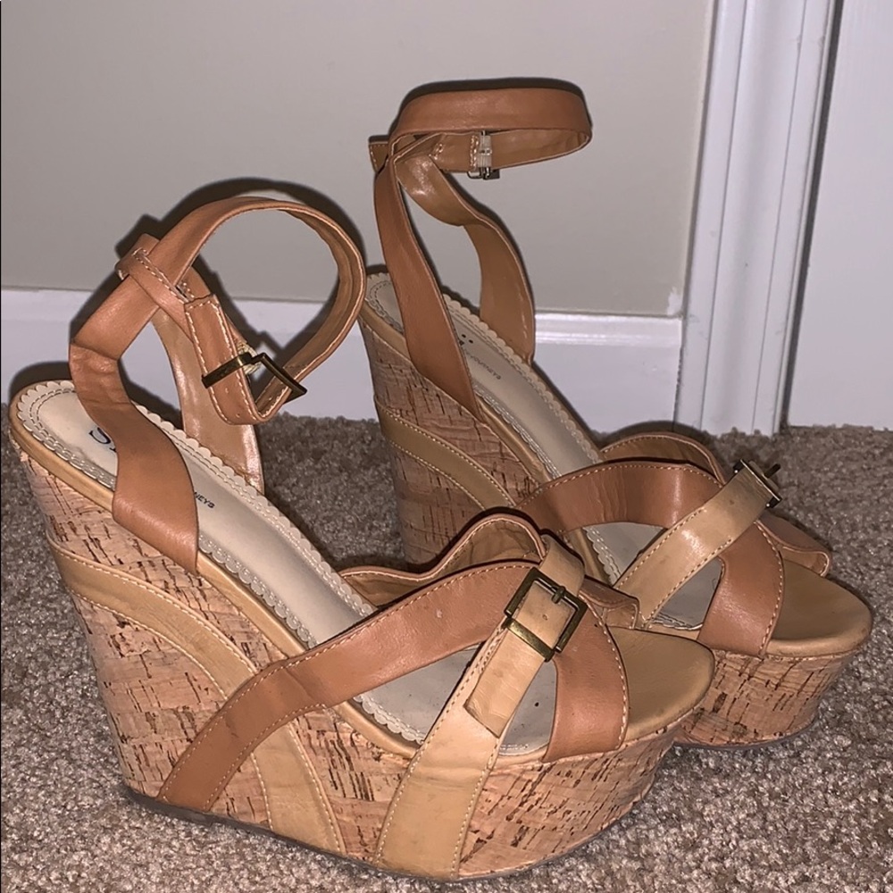 Tan wedges!